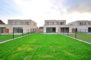 Deze <strong>nieuwbouwwoning</strong> is gelegen in de nabijheid van het centrum van Avelgem, met tal van lokale handelszaken, scholen en openbaar vervoer. Op wandelafstand van de Schelde, kortom een ideale combinatie tussen rust en comfort!<br /><br />Met een<strong> bewoonbare oppervlakte van 180m²</strong>, werd aandacht besteed aan een aangenaam ruimtegevoel gecombineerd met een volledige afwerking met kwalitatieve materialen. <strong>Indeling </strong>gaat als volgt: inkomhal, gastentoilet, berging/wasplaats, woon- en eetkamer met een goed uitgeruste keuken. De bovenverdieping bestaat uit een overloop, een badkamer,<strong> 3 slaapkamers </strong>en berging. Verder geniet deze woning van een volledig omheinde tuin met <strong>aangelegd terras</strong>.<br /><br /><strong>Kenmerken</strong>: Ventilatiesysteem C, regenwater, warmtepomp, zonnepanelen, vloerverwarming, inspraak in materiaalkeuze: sanitaire toestellen, keukenmeubilair, keuken toestellen, vloeren...<br /><br />Prijzen excl. BTW , registratie en andere kosten.<br />Interesse? Contacteer Els 0478 61 64 34 of els@immoroman.be