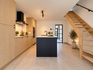 Energiezuinige totaalrenovatie (A) met 3 slaapkamers én zonnige tuin op een gunstige ligging (incl 6 zonnepanelen & vloerverwarming)<br /><br />Bent u op zoek naar een energiezuinige en volledig gerenoveerde woning (2026), gunstig gelegen op fietsafstand van het stadscentrum en met een vlotte bereikbaarheid via de N36 en E403?<br />Dan is deze topper in Rumbeke met alle moderne comfort een echte buitenkans!<br /><br />Dit prachtig gerenoveerde pand (2026) met een bewoonbare oppervlakte van 148m2 combineert stijl, kwaliteit en duurzaamheid en is volledig instapklaar.<br />Dankzij de doordachte renovatie, functionele indeling en de <strong>uitstekende EPC-score (69 kWh/m2)</strong> woont u hier niet alleen comfortabel, maar ook betaalbaar en energiezuinig.<br /><br /><strong>De woning is uitgerust met comfortabele vloerverwarming en 6 zonnepanelen met 2.730 Wp.</strong><br /><br /><u>Een warme thuis met een praktische indeling</u><br />Bij het binnenkomen verwelkomt de inkomhal u meteen in een sfeervol geheel. Het gastentoilet en de handige, meer dan functionele berging/wasplaats bieden extra comfort.<br />De volledig geïnstalleerde keuken (SMEG-toestellen) met eiland en royale opbergruimte is een echte eyecatcher. Hier kunt u gezellig koken en tafelen met familie en vrienden. Grenzend aan de keuken bevindt zich de ruime lichtrijke leefruimte, waar u geniet van een prachtig zicht op de tuin.<br /><br />De tuin is volledig afgesloten met nieuwe omheining, hier kunt u in alle rust en privacy genieten van zonnige dagen op het terras.<br /><br /><u>Ruimte en comfort op de verdiepingen</u><br />Op de eerste verdieping bevindt zich de nachthal, een kinderslaapkamer, een slaapkamer voor de ouders achteraan en een knappe badkamer met inloopdouche, ligbad, dubbele wastafel en toilet.<br />De tweede verdieping (te bereiken via vaste trap) beschikt over een derde slaapkamer.<br /><br /><u>Duurzaam en toekomstgericht wonen</u><br />Deze woning is niet alleen stijlvol en instapklaar, maar ook toekomstgericht, met reeds voorziene leidingen voor de installatie van een warmtepomp. Dankzij de zonnepanelen (2.730 Wp), de regenput en de vloerverwarming geniet u van een lage energiefactuur. Bovendien is de woning asbestveilig en voldoet ze aan alle moderne normen. Een vlotte bereikbaarheid naar het centrum & invalswegen biedt deze eigendom een perfecte mix van rust en mobiliteit.<br /><br /><strong>Een buitenkans in zijn prijsklasse!</strong><br />Deze kwalitatief gerenoveerde woning is een unieke opportuniteit voor wie op zoek is naar betaalbaar, energiezuinig en instapklaar wonen. Laat u verrassen door de materiaalkeuze en het comfort van deze topper.<br /><br />* Bepaalde afbeeldingen zijn digitaal gevisualiseerd en geven een indruk van hoe de woning kan worden ingericht. <br /><br />EPC 69 kWh/m2 (A-Label) - UC3903020<br />Asbestveilig<br /><br />+ Gunstig gelegen gezinswoning met parkeermogelijkheden in de straat<br />+ Aantrekkelijk EPC 69 kWh/m2 (A-Label)<br />+ 6 Zonnepanelen met 2.730Wp<br />+ Geïsoleerd volgens de huidige normen (vloerplaat, plat dak, hellend dak, ...)<br />+ Ruime bewoonbare oppervlakte van 148m2<br />+ Totaalrenovatie in 2026<br />+ Videofoon<br />+ Vloerverwarming<br />+ Regenput voorzien<br />+ Leidingen warmtepomp voorzien<br /><br />KOOP DEZE TOPPER RECHTSTREEKS VAN DE EIGENAAR!<br /><br />0495/56.37.99<br /><br />DEZE WONING WORDT VERKOCHT ZONDER VASTGOEDMAKELAAR!<br /><br />Ook beslist om uw eigendom te verkopen? Bespaar de makelaar dankzij onze reeds bewezen succesformule.