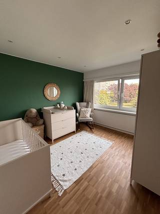 <p>(ONDER OPTIE) Lichtrijke halfopen bel-etage met 3 slaapkamers en garage.</p><p>Deze instapklare woning voorziet in een aangename woonbeleving dankzij de vrijstaande gevel en de nabijheid van groen. De natuurlijke lichtinval zorgt voor een open en uitnodigende sfeer in de leefruimtes. Met 3 volwaardige slaapkamers en een extra ruimte op het gelijkvloers biedt dit huis tal van mogelijkheden voor een groot gezin, een thuiskantoor of hobbyruimte. De ruime afgesloten achtertuin is ideaal om buiten te genieten of kinderen veilig te laten spelen.</p><p>Bij de renovatie van de woning werd er gewerkt met kwaliteitsvolle materialen. De living en de slaapkamers werden voorzien van eiken lamelparket. Voor de badkamer werd er gekozen voor terrazzo natuursteen. Het terras op de eerste verdieping werd uitgevoerd in geperforeerd aluminium om een open zicht naar de omgeving te behouden.</p><p>Troeven:<br />• Halfopen bebouwing met ruime inkomhal en veel natuurlijke lichtinval<br />• 3 slaapkamers en extra ruimte op gelijkvloers<br />• Gezellige achtertuin met 2 terrassen<br />• Groot terras op de eerste verdieping<br />• Ingebouwde kasten in de master bedroom en de living<br />• CV ketel vernieuwd in 2018</p>