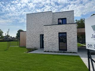 <strong>Nieuwe verkaveling in Neeroeteren</strong> aan de voormalige melkerij <span>bestaande uit <strong>2 woningen op grote percelen</strong>, <strong>drie bouwgronden en achterliggende gronden</strong></span>.<br /><br />De percelen liggen op een boogscheut van het centrum van Neeroeteren met een supermarkt en school op 500 meter. Hier woon je mooi met de achterzijde grenzend aan de Tapziepbeek, wat voor een extra natuurlijk karakter van de tuinen zorgt. Op de percelen achter de Tapziepbeek kan er volgens de verkavelingsvoorschriften niet gebouwd worden, wat betekent dat het groene karakter behouden zal blijven. <br /><br /><span><strong>Lot 2</strong></span> is een <span><strong>open doorzonwoning</strong></span> met carport.<br />- doorzonwoning: 160,70m²<br />- oppervlakte bouwperceel: 7a88ca<br />- terras: 24,52m²<br />- mogelijkhheid om de achterliggende grond(en) bij aan te kopen*<br /><br /><strong>Gelijkvloers:</strong><br />- inkomhal met apart toilet<br />- leefruimte met veel lichtinval en open keuken<br />- aparte berging/wasplaats<br />- 1 slaapkamer met badkamer met enkel badkamermeubel en douche<br />- groot terras met zuidgerichte tuin<br /><br /><strong>Verdieping:</strong><br />- 3 slaapkamers<br />- 1 badkamer met dubbel badkamermeubel en douche<br />- apart toilet<br />- technische ruimte<br /><br />De woning werd volledig afgewerkt met kwalitatieve materialen en is geschilderd. Er is een carport aan de rechterzijde van de woning met een laadpunt voor de auto. Er is overal vloerverwarming aanwezig en er zijn zonnepanelen voorzien. Grote troef is het <strong>zeer gunstig E-peil van maximum 10</strong>. <span>Omdat het E-peil <10 is, moet de koper gedurende 5 jaar geen kadastraal inkomen betalen. De buitenverhardingen en de tuin zijn aangelegd.</span><br /><br /><span>*De<strong> achterliggende percelen grond</strong> (Loten 6 t.e.m. 10) kunnen optioneel bij aangekocht worden (58a61ca).</span><br /><br />Ben jij op zoek naar een rustig gelegen nieuwbouwwoning in het groen op een ruim perceel? Maak dan snel een afspraak voor een bezoek!<br /><br />Vermelde prijs is exclusief registratie, BTW en notariskosten. Wij ontzorgen je ook voor <strong>de verkoop</strong> van <strong>je huidige woning</strong>! Voor meer uitleg helpen we je graag verder.