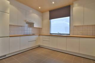 Op zoek naar een gezellige woning met 2 slaapkamers? Dan is dit huis in Melsele vast iets voor jou!<br /><br />Deze centraal gelegen halfopen bebouwing beschikt over een inkomhal, een leefruimte met open keuken (voorzien van keramisch kookvuur, dampkap, koelkast en 3-vaksdiepvries) en aansluitend een berging met voorziening voor wasmachine en droogkast. Verder is er op het gelijkvloers een badkamer (voorzien van douche, enkele lavabo en toilet) en een ruim terras met zij-ingang. Op de eerste verdieping bevindt zich de eerste slaapkamer. De 2de slaapkamer bevindt zich op de tweede verdieping. <br /><br />De woning is onmiddellijk beschikbaar! <br /><br />Twijfel niet om ons te contacteren voor meer informatie of een plaatsbezoek via verhuur@homevast.be of tel. 03 376 20 20.