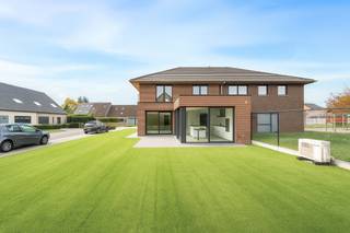 Maison neuve spacieuse, moderne et de qualité avec 3 chambres ! Situation idéale : dans une rue calme en impasse, tout en étant proche des...