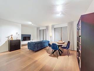 Naast een ideale ligging en modern wooncomfort pakt dit appartement ook uit met de aanwezigheid van vier mooie binnentuinen. Hier woon je in een bruisende stad, maar toch midden in het groen. Ook voor scholen, sport en recreatie of horecazaken hoef je niet ver te gaan. Kortom: een perfect afgewerkt appartement op een topligging met alles binnen handbereik. Indeling van het appartement:Inkomhal - leefruimte - keuken - bergruimte - toilet - slaapkamer - badkamer - terras. De gemeenschappelijke kosten bedragen 100,00 euro/maand.De maandelijkse huurprijs voor de grote autostaanplaats bedraagt 90,00 euro/maand, deze is verplicht bij te huren.Beschikbaar vanaf: 01/02/2026