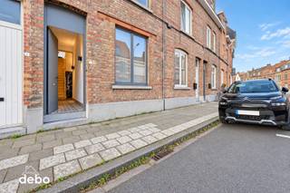 <strong>Stijlvolle stadswoning met karakter en charme in Kortrijk</strong><br />Deze stadswoning weet meteen te bekoren met haar warme uitstraling, authentieke elementen en aangename lichtinval. De hoge plafonds, mooie volumes en sfeervolle leefruimtes geven de woning een bijzondere uitstraling, waar karakter en hedendaags wooncomfort harmonieus samenkomen.<br />Op het gelijkvloers zorgen de gezellige living, het salon en de keuken voor een aangename woonbeleving, aangevuld met een praktische berging. Op de tussenverdieping bevindt zich de badkamer, terwijl de eerste verdieping plaats biedt aan twee ruime slaapkamers. De zolder verrast met een sfeervol tweede salon en een aparte bureauruimte, ideaal als rustige werkplek of om heerlijk te ontspannen.<br />Ook de kelder en de stadstuin dragen bij aan het wooncomfort. Met een bewoonbare oppervlakte van ca. 155 m² en een gunstig EPC-label B biedt deze woning een mooie combinatie van ruimte, karakter en energiezuinigheid.<br />De ligging maakt het plaatje compleet. Op wandelafstand van het groene Astridpark, het gezellige Overleie en het bruisende centrum van Kortrijk geniet je hier van een fijne woonomgeving.<br />Een woning met ziel, waar authentieke charme, ruimte en een uitstekende ligging samenkomen.<br /><strong>Zin om deze bijzondere woning zelf te ontdekken? Bel Katrien op 0495 52 48 65 voor een bezoek</strong><br /><br />