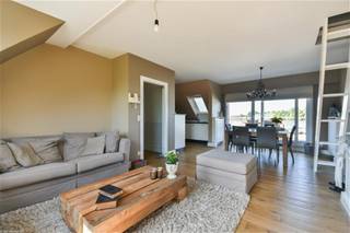 Knap afgewerkt dakappartement nabij het centrum van Vosselaar.
Het appartement is gelegen op de tweede verdieping van een kleinschalig appartementsgebouw en omvat een inkomhal met gastentoilet, een grote woonkamer op parket en een volledige ingerichte keuken. Verder is er een badkamer met ligbad en zijn er twee ruime slaapkamers met ingemaakte kasten.
Het grote terras met ideale zonneoriëntatie is toegankelijk via de leefruimte en hier kan je werkelijk de ganse dag genieten van de zon!
De trap in de leefruimte geeft toegang tot de zolderverdieping. Deze is ingericht als bering/wasplaats en is voorzien van vele ingemaakte kasten.
De garage is gelegen achter het appartementsgebouw en is inbegrepen in de huurprijs.