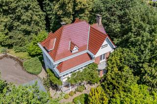 We Invest Malmedy is pleased to present this elegant, characterful villa in the style of a mansion, ideally located on Avenue du Pont de Warche in Malmedy. Set on a lot accessible via a private driveway secured by a gate, this property offers a privileged living environment that combines tranquility and privacy with immediate proximity to shops, schools, and major highway routes. An ideal property for a family or as a second home.<br /><br />With approximately 233 m² of living space, the house captivates from the moment you enter with its magnificent foyer and period staircase. The ground floor features a recently fitted kitchen, a spacious, light-filled living area combining the living room and dining room, as well as a pleasant sunroom opening onto the garden and a half-bath. On the first floor, a landing leads to three large bedrooms (17, 15, and 16 m²), a fully renovated bathroom with a walk-in shower, and a charming loggia. The second floor features a second bathroom and a superb 55 m² master suite with a living area and a converted attic.<br /><br />The basement occupies the entire lower level of the house and offers numerous storage cellars. An outbuilding consisting of several garages completes the property and provides particularly valuable storage space.<br /><br />From a technical standpoint, the property features an insulated roof renovated in 2007, double-glazed PVC window frames replaced in 2023, a kitchen installed in 2022, an up-to-code electrical system, and oil-fired central heating. The southwest-facing garden allows you to fully enjoy the sunshine throughout the day. The house is also equipped with a septic tank. The PEB certificate is rated Class E (353 kWh/m²/year – Total E: 101,144 kWh/year – Ref. 20260327002438), primarily due to the lack of certain documentation regarding insulation work.<br /><br />A charming property offering spacious rooms and high-quality features!<br />For more information and to schedule a viewing: 0499/66.71.45 – malmedy@weinvest.be