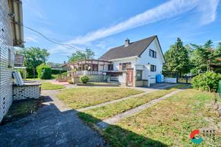 Te renoveren woning op ruim perceel van maar liefst 16 are, deze woning is gelegen in een groene omgeving en biedt tal van mogelijkheden. De grond heeft de mogelijkheid opgedeeld te worden in 2 bouwpercelen voor open bebouwing. <br /><br />De indeling van de woning is als volgt:<br /><br />GELIJKVLOERS:<br />- Inkom<br />- Living<br />- Keuken<br />- Veranda achter<br />- Veranda zijkant <br />- Nachthal<br />- Badkamer <br />- Slaapkamers<br /><br />ZOLDER<br />- Volledig af te werken<br /><br />KELDER<br />- Cv ruimte <br />- berging <br />- kruikelder<br /><br />TUIN<br />- Garage en werkplaats (onvergund) <br />- Breed perceel met ruime oprit <br /><br />EXTRA TROEVEN:<br />- eventueel te verkavelen in 2 bouwpercelen <br />- Veel mogelijkheden door breedte van het perceel <br />- groene omgeving
