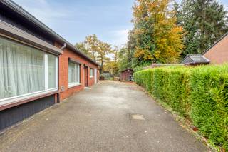 <p><strong>Houthalen-Helchteren – woning met potentieel in rustige straat</strong></p>

<p>Deze woning is gelegen in een bijzonder rustige omgeving, maar toch op korte afstand van winkels, scholen en verschillende voorzieningen. Ideaal voor wie graag rustig woont, maar de dagelijkse comfortpunten toch dichtbij wil hebben.</p>

<p><strong>Troeven</strong></p>

<ul><li>
	<p>zeer rustige ligging in een residentiële buurt</p>
	</li><li>
	<p>winkels, scholen &amp;amp; bushalte vlakbij</p>
	</li><li>
	<p>veel mogelijkheden / ideaal voor wie wil moderniseren naar eigen smaak</p>
	</li><li>
	<p>volledig onderkelderd</p>
	</li></ul>

<p><strong>Indeling</strong><br /><strong>Gelijkvloers:</strong> inkomhal, lichtrijke living, keuken, bijkeuken en berging.<br /><strong>Verdieping:</strong> 3 slaapkamers en badkamer.<br /><strong>Extra:</strong> de woning is volledig onderkelderd en biedt heel wat extra opbergruimte / hobbyruimte.</p>

<p>Ben jij op zoek naar een woning met mogelijkheden op een fijne, rustige locatie?<br />Dan is dit een absolute kans!<br /><br />Interesse? Neem vandaag nog contact op voor een bezichtiging met Hilde en ontdek de mogelijkheden.013 31 14 00 of ERA.BE/DEPIRAMIDE</p>