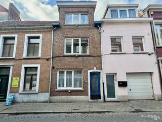 Deze gerenoveerde, ruime woning met drie slaapkamers combineert hedendaags comfort met gezellige charme. Bij het binnenkomen valt meteen de...