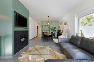 In de 2de lijn van de Stationsstraat te Lendelede, vinden we dit alleenstaand huis terug. Het huis werd volledig gerenoveerd en bevindt zich een perceel van 578m². De woning heeft een bewoonbare oppervlakte van 166m². <br /><br />Indeling van het huis:<br />- inkomhal met gastentoilet<br />- woonkamer met zit- en eetplaats en palletkachel<br />- open keuken<br />- nachthal<br />- 5 slaapkamers<br />- berging <br />- badkamer met douche en ligbad <br /><br />Tuin<br />- terras<br />- zongerichte tuin <br /><br />Troeven van het huis:<br />- zonnepanelen <br />- alles bevindt zich op het gelijkvloers waardoor zeer praktische indeling<br />- meer dan instapklaar <br /><br />Bent u op zoek naar een gelijkvloers huis in Lendelede op een rustige ligging? Aarzel dan niet ons te contacteren!<br /><br /><br /><br />Bestuursmaatregelen in het maatregelenregister: nee