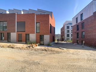 <p>This new build home with 4 bedrooms in Leuven, located inside the ring road, offers contemporary living in a highly desirable location. Designed with comfort, natural light and functionality in mind, it is an excellent choice for families looking for a modern home close to everything Leuven has to offer.</p><p>Upon entering, you are welcomed by an entrance hall with a guest toilet. The hallway leads to a spacious living area where large windows flood the interior with natural light. The open-plan kitchen blends seamlessly with the living space, creating a bright and inviting environment for cooking, dining and relaxing.</p><p>The upper floors feature four generously sized bedrooms that can easily be adapted as children's rooms, guest rooms, a home office or hobby space. Two bathrooms provide additional comfort and convenience for everyday family life.</p><p>The outdoor areas are equally appealing. The private garden offers a pleasant setting for relaxing or spending time outdoors, while the sunny terrace on the top floor creates an additional space to enjoy the sun in complete privacy.</p><p>Located inside the Leuven ring road, the property benefits from excellent accessibility. Shops, schools, restaurants, public transport and the vibrant city centre are all within easy reach, making this home an ideal combination of comfort and convenience.</p><p>If you are looking for a modern new build home with four bedrooms, two bathrooms, a garden and a sunny terrace in Leuven, this property is well worth discovering. Contact us for further information or to schedule a viewing via www.living-stone.be of charlotte.geyskens@living-stone.be!</p>