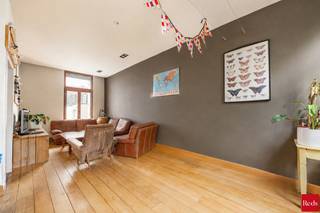 <p>Ontdek deze uitzonderlijke dubbelwoning in het bruisende Borgerhout, Antwerpen! Met een bewoonbare oppervlakte van 349 m² biedt dit huis ruimte, mogelijkheden en indien gewenst een goed rendement. Gelegen aan het levendige Koxplein, geniet u van de bruisende sfeer van Borgerhout, met winkels, horeca en cultuur op wandelafstand. Dankzij de uitstekende verbindingen bent u zo in het centrum van Antwerpen of op de snelweg.<br /><br />Op het gelijkvloers bevindt zich enerzijds een handelsruimte en een inpandige garage voor 2 wagens. Achteraan is er een gezellige koer/stadstuin van ca. 30 m². <br />De eerste verdieping omvat een zeer ruime woonkamer over de volledige breedte met een open keuken. <br />Op de verdiepingen erboven vinden we de 6 slaapkamers en 2 badkamers. <br /><br />Zowel de handelsruimte als de woning zijn momenteel verhuurd (als co-housing). De huurwaarde per jaar bedraagt ca. 33.000 euro. <br />De energieprestatie werd recent verbeterd dankzij de isolatie van een groot deel van de achtergevel in 2025 (12 cm EPS – 84 m²), wat resulteert in een EPC-label C. Er is geen renovatieverplichting van toepassing.<br /><br />Kom langs, laat u verrassen door de mogelijkheden, en maak van dit uitzonderlijke huis uw eigen thuis in hartje Antwerpen. Interesse? <br />Neem contact op met Nico op nico@reds.be of op 0478/01.20.12</p>