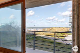 Dit appartement is gelegen in de prestigieuze residentie ‘Long Island’ te Groenendijk.<br />De <strong>uitzonderlijke ligging aan een uniek stukje zeepromenade</strong> tussen Nieuwpoort en Oostduinkerke garandeert <strong>rust en een heerlijke kustbeleving</strong>.<br />Dankzij de <strong>twee ruime terrassen</strong> geniet u zowel van <strong>zeezicht</strong> als van de<strong> zon aan de achterzijde</strong>.<br /><br />De indeling is als volgt:
<ul>
<li>Inkomhal met ruimte voor vestiaire;</li>
<li>Apart toilet;</li>
<li><strong>Grote</strong>, <strong>lichtrijke</strong> <strong>leefruimte</strong> met toegang tot het eerste terras;</li>
<li><strong>Ruim terras (10 m<sup>2</sup>) met zeezicht</strong>;</li>
<li>Geïnstalleerde open keuken;</li>
<li>Berging met aansluiting voor wasmachine;</li>
<li>Slaapkamer 1 met plaats voor dubbel bed én kleerkast;</li>
<li>Ensuite badkamer met dubbele wastafel en ligbad;</li>
<li>Slaapkamer 2, eveneens met ruimte voor dubbel bed en kleerkast en toegang tot het tweede terras;</li>
<li>Ensuite badkamer met wastafel en douche;</li>
<li><strong>Zuid-west gericht terras met mooi zicht op de tuin</strong>.</li>
</ul>
<br />Extra troeven:
<ul>
<li>Mogelijkheid tot aankoop van ruime garagebox in het gebouw (€ 65.000,00);</li>
<li><strong>Unieke locatie</strong>;</li>
<li><strong>Op wandelafstand van de zee én Nieuwpoort-Bad</strong>.</li>
</ul>
<br />Aarzel niet en contacteer ons snel om dit topaanbod te bezichtigen.<br />