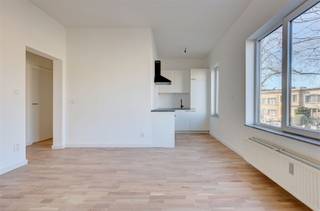 <p><span>Dit </span><span>instapklare appartement </span><span>staat te koop in de </span><span>Dennenlaan </span><span>in Wilrijk. Op wandelafstand vinden we het </span><span>centrum van Wilrijk</span><span>, </span><span>Park Den Brandt</span><span>, het Middelheim, verschillende winkels en scholen alsook het openbaar vervoer.</span></p><p><span> </span></p><p><span>Het appartement is gelegen op de eerste verdieping van een </span><span>kleinschalig gebouw</span><span> met slechts 4 appartementen. Het gelijkvloerse appartement heeft een oppervlakte van zo'n 65m² met een </span><span>zonnige terras </span><span>(4m²). Bovendien onderging het volledige gebouw in 2024 een opfrissing. </span></p><p><span> </span></p><p><span>Indeling </span></p><p><span>- gelegen op de eerste verdieping (geen lift)</span></p><p><span>- inkomhal</span></p><p><span>- apart toilet</span></p><p><span>- woonkamer en eetkamer</span></p><p><span>- open geïnstalleerde keuken</span></p><p><span>- slaapkamer 1 (13m²)</span></p><p><span>- slaapkamer 2 (11m²) met aansluitend de badkamer met douche en lavabo</span></p><p><span>- terras (4m²)</span></p><p><span>- privatieve kelder</span></p><p><span> </span></p><p><span>Algemeen gebouw</span></p><p><span>- aparte nutsvoorzieningen</span></p><p><span>- vernieuwd dak met isolatie</span></p><p><span> </span></p><p><span>Troeven</span></p><p><span>- top ligging in Wilrijk</span></p><p><span>- veel lichtinval</span></p><p><span>- conforme elektriciteit</span></p><p><span>- nieuwe CV-ketel</span></p><p><span> </span></p><p><span>Ben jij geïnteresseerd in dit appartement te koop in Wilrijk, ben je op zoek naar ander vastgoed of wens je de waarde van jouw eigendom te kennen? Dan ben je bij BOLT immo aan het juiste adres! Wij helpen jou graag verder.</span><span> </span></p>