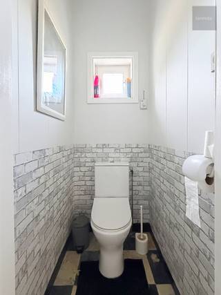 Met zijn leuke indeling en vintage stijl biedt deze woning zeer veel mogelijkheden.<br />Momenteel situeren alle leefruimtes zich op één verdiep, maar de zolderverdieping biedt voldoende uitbreidingmogelijkheden.<br />Gezien de woning ook grotendeels onderkelderd is, is er aan extra ruimte geen gebrek.<br />Indeling :<br />- ruime inkomhall met mogelijk tot plaatsen vaste trap<br />- gastentoilet<br />- ruime en lichtrijke living in L-vorm (45m²)<br />- keuken<br />- vernieuwde badkamer met ligbad en douche<br />- twee slaapkamers (13 &amp; 20m²)<br />- kelderverdieping met garage, wasplaats en berging<br />- zolderverdieping met mogelijkheid bijkomende slaapkamers<br />Rondom de woning bevindt zowel vooraan, als achteren een oprit- en tuingedeelte.<br />Maak nu uw afspraak om deze leuke woning en haar mogelijkheden te ontdekken.