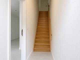 Op zoek naar een instapklaar investeringspand met verhuurpotentieel? Dit opbrengsteigendom in de Boodtsstraat 34 te Temse omvat twee volledig gerenoveerde éénslaapkamerappartementen, elk met een praktische indeling en hedendaags wooncomfort.<br /><br />Het gebouw is bijzonder geschikt voor investeerders die op zoek zijn naar een combinatie van verhuurbaarheid, beperkte onderhoudskosten en een aantrekkelijk rendement. <br />Dankzij de recente renovatie kunnen beide appartementen zonder grote bijkomende investeringen worden verhuurd.<br /><br />Gelijkvloers appartement:<br />Via de gemeenschappelijke inkomhal bereikt u het gelijkvloerse appartement. Dit omvat een keuken, technische ruimte en een aangename leefruimte/eetkamer. Via de nachthal bereikt u de badkamer en de slaapkamer. Daarnaast beschikt het appartement over een eigen koer, een extra troef voor potentiële huurders.<br /><br />Duplexappartement:<br />Het duplexappartement strekt zich uit over de eerste en tweede verdieping. Op de eerste verdieping bevinden zich de leefruimte/eetkamer en de keuken. De tweede verdieping omvat een nachthal, slaapkamer en badkamer. De duplexindeling zorgt voor een aangename scheiding tussen de leef- en slaapruimtes.<br /><br />Interessant voor investeerders:<br />De aanwezigheid van twee afzonderlijke éénslaapkamerappartementen biedt een interessante spreiding van het verhuurrisico. In plaats van één grote woning te verhuren, beschikt u over twee afzonderlijke verhuureenheden en bijgevolg over twee potentiële huurinkomsten.<br />De appartementen zijn bovendien gerenoveerd, waardoor ze beantwoorden aan de hedendaagse verwachtingen van huurders en meteen verhuurbaar zijn. <br /><br />EPC gelijkvloers: 20220617-0002624749-RES-1 - 331kWh/m2jaar - Label D opgesteld op 16/06/2022 (voor renovatie)<br />EPC duplex: 20220617-0002624822-RES-1 - 371kWh/m2jaar - Label D opgesteld op 17/06/2022 (voor renovatie)<br /><br />Voor meer info of een bezoek, aarzel niet om ons te contacteren!