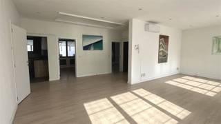 Bent u op zoek naar privacy en buitenruimte op een centrale locatie? Dit unieke appartement op de eerste verdieping van de Van Praetlei 24 biedt...