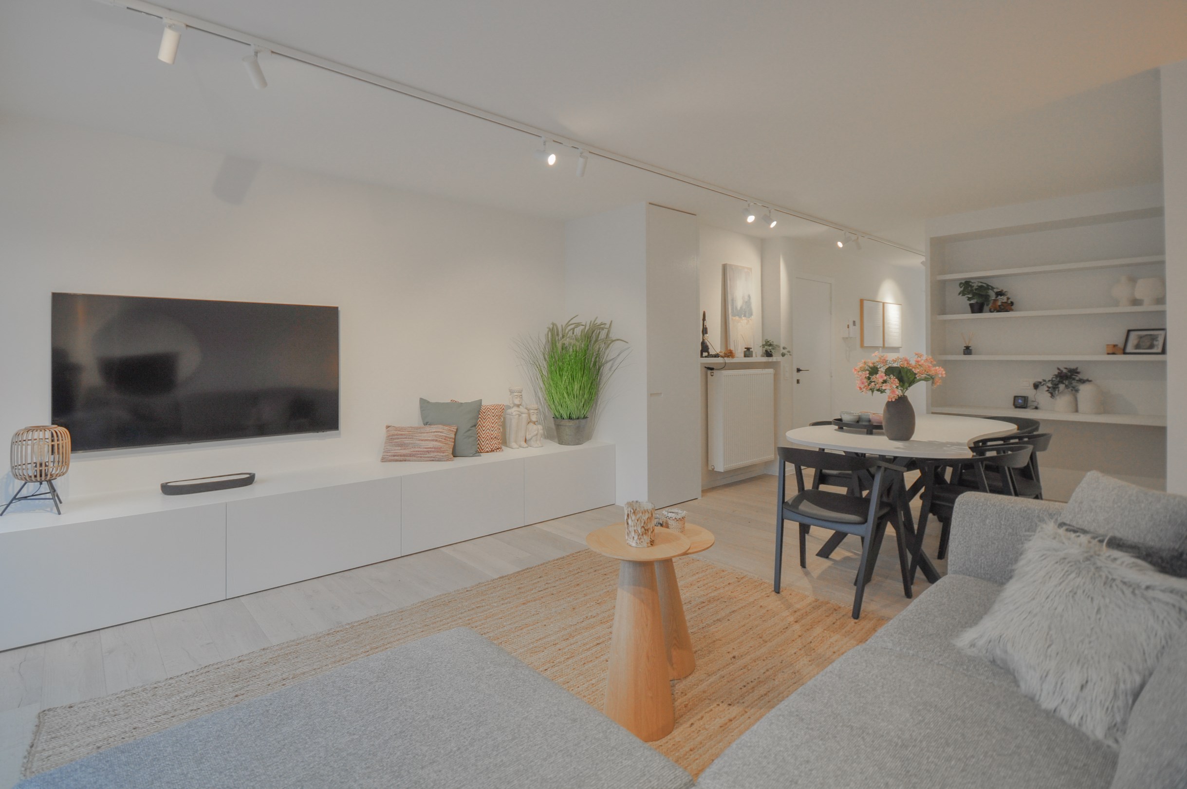 Volledig gerenoveerd appartement met twee ruime terrassen. - foto 2