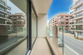 Recent 2-slaapkamer appartement te koop langs de Nieuwpoortsesteenweg te Oostende. Allerhande handelszaken bevinden zich hier vlakbij, net zoals openbaar vervoer. De zeedijk is slechts 5 minuten wandelen.Indeling:- inkomhall- leefruimte met geïnstalleerde open keuken - badkamer met dubbel lavabomeubel en inloopdouche- slaapkamer 1- slaapkamer 2- ruim zuid-gericht terras gelegen aan de achterzijde (te betreden via beide slaapkamers)- berging met aansluiting wasmachine- afzonderlijk toiletPluspunten:- zuid-gericht terras- jong gebouw- fietsenberging- positieve elektrische keuring - EPC label A- centrale liggingBen je geïnteresseerd in dit pand te huur in Oostende? Ga naar de website www.dewaele.com, klik op het pand dat je wenst te huren. Via de rode knop "vraag je bezoek aan" vragen we u kort een profiel in te vullen. Daarna nemen we contact op voor een bezoek. Telefonisch kunnen er geen afspraken gemaakt worden. Deze AI-visualisaties zijn bedoeld als inspiratie. Er werd geen rekening gehouden met technische specificaties, stedenbouwkundige voorschriften of de concrete mogelijkheden tot realisatie.