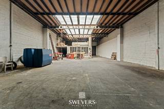 Voor meer info en foto’s, surf naar www.swevers.be<br /> – Op de Kuringersteenweg 488 in Hasselt vindt u deze veelzijdige eigendom met tal van professionele mogelijkheden. Dankzij de combinatie van een ruime loods en een aanpalende woning is dit pand ideaal voor zelfstandigen, ondernemers of investeerders die wonen en werken willen combineren op een strategische locatie vlak bij het handelscentrum en de autosnelweg.<br /><br />De multifunctionele loods van 270 m² vormt de absolute troef van het pand. Met haar royale vrije hoogte biedt ze tal van mogelijkheden zoals opslagruimte, werkplaats, garage, kleine productiehal of magazijn met kantoorfunctie. Daarnaast is er een aparte bureauruimte van ca. 20 m² aanwezig, ideaal voor administratie of klantenontvangst. De commerciële ligging zorgt bovendien voor maximale zichtbaarheid en een vlotte bereikbaarheid.<br /><br />De halfopen woning beschikt over een bewoonbare oppervlakte van 179 m² en biedt veel renovatiepotentieel. Op het gelijkvloers geniet u van een ruime living van ca. 60 m² en een keuken van 10 m². Op de eerste verdieping bevinden zich vier slaapkamers van 14 m², 12 m², 9 m² en 16 m². Verder zijn er een kelder van 10 m² en een dubbele garagebox van 33 m² aanwezig.<br /><br />Het perceel van 5 are 69 ca biedt bijkomende ruimte voor een praktische buitenomgeving. Zowel de woning als de loods zijn asbestveilig. Winkels, openbaar vervoer en autosnelweg bevinden zich op wandelafstand, scholen op ca. 1 km. Voor meer informatie, bel 011 255 155. Bron bewoonbare oppervlakte: EPC – verslag.