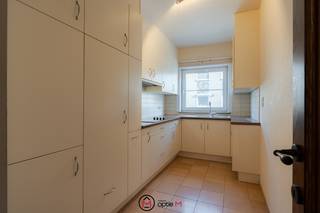 Dit verzorgd appartement is gelegen aan de Rederijkersstraat 3/4 in Hasselt, in een rustige straat op wandelafstand van het bruisende stadscentrum. Je geniet hier van een bijzonder gunstige ligging waarbij winkels, scholen, openbaar vervoer, restaurants en parken zich allemaal vlakbij bevinden. Ideaal voor wie centraal wil wonen maar toch wil genieten van een aangename en rustige woonomgeving. Dankzij deze topligging is dit appartement zowel interessant voor eigen bewoning als voor wie op zoek is naar een slimme investering.<br /><br />Via de ruime inkomhal kom je het appartement binnen. Hier is er voldoende plaats om een vestiaire te voorzien en de hal geeft toegang tot alle vertrekken. De royale leefruimte voelt aangenaam en lichtrijk aan dankzij het grote raam aan de voorzijde en is afgewerkt met een warme parketvloer. Aansluitend bevindt zich de keuken, die in 2018 vernieuwd werd en praktisch ingericht is met voldoende kastruimte. Verder beschikt het appartement over twee slaapkamers, een badkamer uitgerust met een douche en een wastafel met bijhorende kasten en een apart toilet. Achteraan het appartement vind je een ruim balkon/terras waar je rustig kan genieten van de zon. Op het bovenste verdiep van het gebouw beschikt dit appartement bovendien over een extra zolderkamer die perfect kan dienen als bureau, hobbyruimte, strijkkamer,... Daarnaast is er nog een tweede, onafgewerkte zolderruimte die je volledig naar eigen wens kan benutten, bijvoorbeeld als extra bergruimte of bijkomende kamer. Tot slot is er ook een kelderberging aanwezig en een garagebox op het gelijkvloers. De garagebox is voorzien van elektriciteit en dient verplicht mee aangekocht te worden voor €20.000.<br /><br />Het appartement bevindt zich op de eerste verdieping van het gebouw en werd steeds zeer goed onderhouden, waardoor het instapklaar is. Er is geen lift aanwezig, wat zorgt voor lagere maandelijkse gemeenschappelijke kosten. Dankzij het gunstige EPC-label B is het appartement bovendien energiezuinig en is er geen renovatieverplichting van toepassing. De combinatie van de centrale maar rustige ligging, het zonnige terras, de extra zolderruimtes, de kelder en de garagebox maken dit appartement een bijzonder complete woonopportuniteit.<br /><br />Troeven: <br />- Ruime bewoonbare oppervlakte van 94m² (volgens EPC)<br />- EPC label B<br />- Goede ligging vlakbij centrum Hasselt<br />- Verzorgde residentie<br />- 2 slaapkamers en 2 zolderkamers<br />- Garagebox met elektriciteit <br />- Kelderberging<br /><br />Totale vraagprijs: €269.000<br /><br />Wil je dit appartement in Hasselt graag zelf ontdekken? Plan dan een bezoek en ervaar de ruimte en ligging ter plaatse.<br />Contacteer ons via michelle@optie-m.be of 0474265558<br /><br />Wil je weten wat jouw woning waard is? Contacteer ons gerust via bovenstaande gegevens.<br /><br />Stedenbouwkundige info: VG, WG, VV, GMO, GVKR