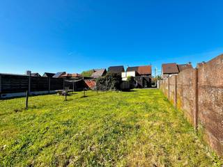 Op een TOP ligging langs de Riemesteenweg in Rieme (Evergem) vind je deze verzorgde halfopen bebouwing, ideaal voor wie comfortabel en energiezuinig wil wonen. De woning bevindt zich op een mooi en zonnig perceel van 473 m² en beschikt over een diepe tuin waar je in alle rust kan genieten.<br /><br />Binnenin biedt de woning een aangename en praktische indeling met een lichtrijke leefruimte en een leuke, moderne keuken. De nette badkamer en kwalitatieve afwerking zorgen voor extra wooncomfort!<br /><br />Met drie slaapkamers, waarvan één op het gelijkvloers, biedt deze woning heel wat flexibiliteit. De benedenkamer kan ook perfect ingericht worden als bureau, hobbyruimte of zelfs home cinema.<br /><br />Op vlak van energie en duurzaamheid scoort deze woning bijzonder sterk. Met een EPC-label A, warmtepomp (lucht-lucht), zonnepanelen, airco, ventilatiesysteem C+, HR-beglazing en zowel dak- als muurisolatie ben je helemaal klaar voor de toekomst én geniet je van lage energiekosten.<br /><br />Troeven:<br />- Halfopen bebouwing op topligging in Rieme (Evergem)<br />- Zonnig perceel van 473 m² met diepe tuin<br />- Zeer energiezuinig (EPC-label A)<br />- Warmtepomp + ventilatiesysteem C+<br />- 3 slaapkamers, inclusief kamer op het gelijkvloers<br />- Moderne keuken<br />- Dak- en muurisolatie + HR-glas<br /><br />Opgelet, vanafprijs<br />Een ideale woning voor starters, gezinnen of wie comfortabel en duurzaam wil wonen op een strategische locatie!<br />Meer info of een bezoek? Bel WIJSvastgoed +32 9 395 80 10 !