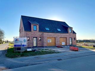 <p><span>Moderne nieuwbouw woningen omvattende: </span></p><p><span>Gelijkvloers: inkomhal; afzonderlijke WC; living met open keuken; berging; </span></p><p><span>Verdiep: nachthal; 3 slaapkamers; ingerichte badkamer; Tuin met zuidwestelijke oriëntatie; </span></p><p><span>Garage/carport; </span></p><p><span> </span></p><p><span>Nutsvoorzieningen: stadswater, regenwater, elektriciteit, centrale verwarming op gas, super isolerend glas, zonnepanelen </span></p>