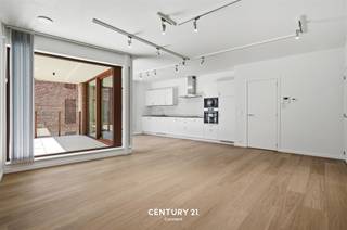 <p><span><strong>**Nieuwbouwstadswijk De Torens Aarschot**</strong></span><br /><br /><span>Met de ontwikkeling van het Nieuwbouwproject De Torens heeft de bouwheer het concept uitgewerkt een mix te voorzien van wonen, winkelen en werken. In totaliteit gaat het om 5 verschillende woonzones met elk hun eigenheid. Wij bieden u appartement 0301 (Kadaster 0202), het betreft een prachtig twee slaapkamer appartement voorzien van een volledig uitgeruste keuken en badkamer alsook een overdekt inpandig terras (10,11m²) waarbij genieten van rust niet zal ontbreken. Het energetische aspect staat hier bijkomend ook centraal (5j vrijstelling OV). Mede ook voorzien in de vraagprijs is een ondergrondse autostaanplaats en een ruime kelderberging. </span><br /><br /><span><strong>Meer informatie of een bezoek ter plaatse? Dat kan! </strong></span><br /><span><strong>Contacteer onze vastgoedmakelaar Jacky: jacky@connect-immo.be - 0495 53 46 49.</strong></span></p>