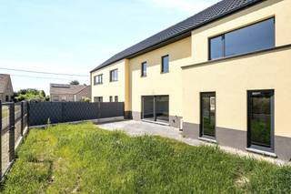 Dernière phase – Projet Rue de Sglatignies, Neufmaison (Saint-Ghislain). Quatre nouvelles constructions basse énergie à vendre. Chaque maison comprend, au rez-de-chaussée, un hall d’entrée, un séjour avec salle à manger, une cuisine, un débarras et des toilettes. À l’étage, vous trouverez 3 chambres et une salle de bains. Le grenier est aménageable en au moins 2 chambres supplémentaires. Chaque logement dispose d’une terrasse privée, d’un jardin orienté plein sud et de 2 emplacements de parking. Une remise extérieure est disponible en option dans la résidence.<br />Les lots 1, 2 et 3 sont proposés clé sur porte.<br />Prix hors TVA et frais supplémentaires.<br />Visite sur rendez-vous : guido@immobeguin.be