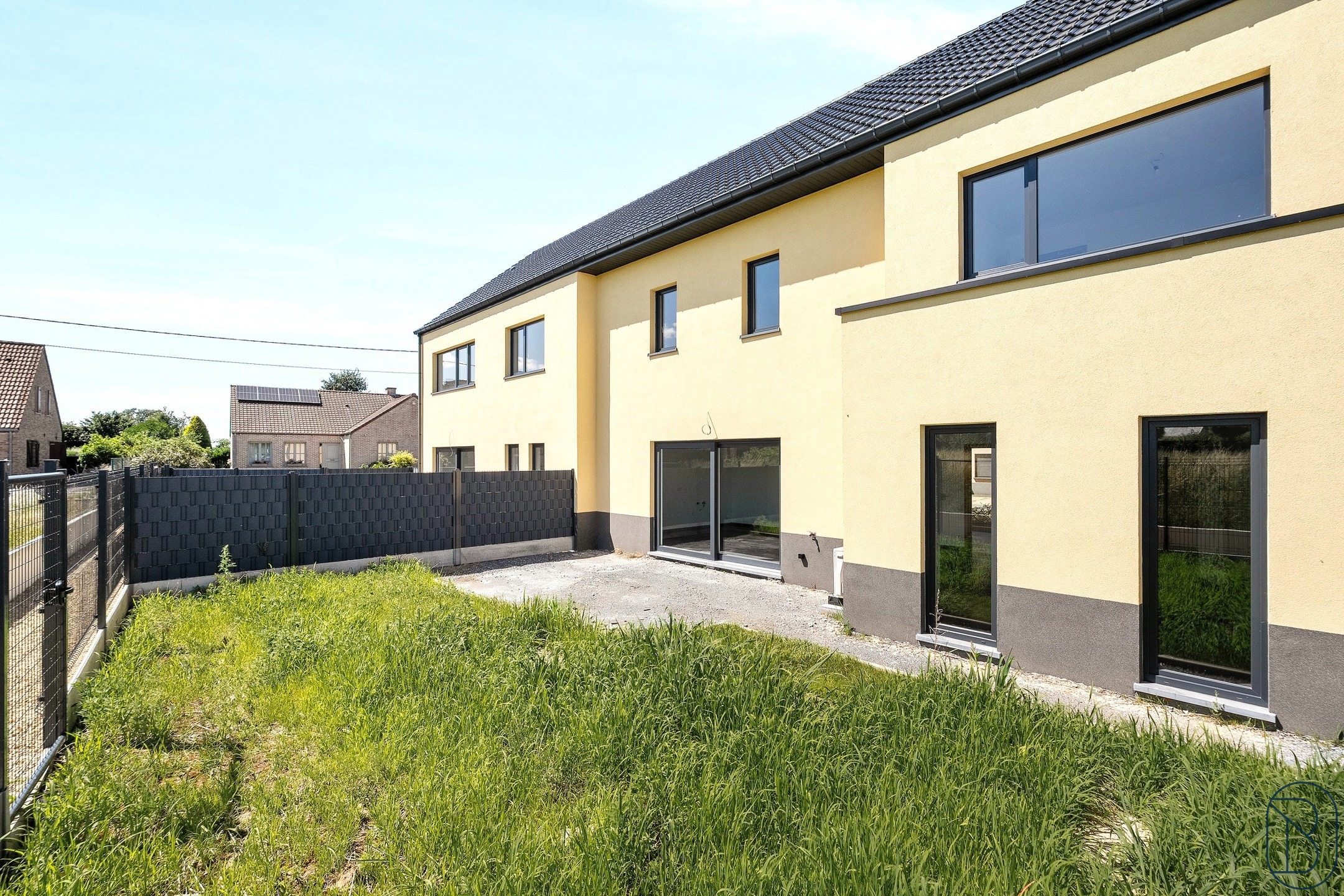 Halfopen bebouwing met tuin, terras en 2 parkeerplaatsen. - foto 2