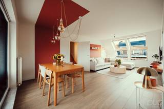 Ontdek dit prachtig gerenoveerde appartement in het hart van Sint-Truiden. Dit appartement uit 2006, werd reeds volledig gerenoveerd met hoogwaardige materialen en modern design, en biedt alle comfort en elegantie die u zich kunt wensen. Gelegen in de rustige Lepelstraat, op wandelafstand van scholen, winkels, het zwembad en openbaar vervoer, bevindt deze duplex zich op slechts 7 minuten wandelen van de gezellige Grote Markt, wat zorgt voor een levendige en gemakkelijke leefomgeving. Kortom, de ideale uitvalsbasis.<br /><br />Met een bewoonbare oppervlakte van 114m<sup>2</sup> en twee gezellige, inpandige terrassen, is dit duplex-appartement met drie slaapkamers de ideale starterswoonst in een stedelijke omgeving.<br /><br />We betreden het appartement via de gemeenschappelijke trappenhal aan de buitenzijde van het complex. We worden er verwelkomd via het eerste open terras. De inkomhal vormt de connectie tussen de ruime leefruimte met open keuken, het gastentoilet en de wasplaats/berging met alle nuttige voorzieningen voor wasmachine en droogkast alsook de CV-ketel. De leefruimte is ingericht met een gezellige zithoek en een leuke eetkamer. De grote VELUX-partijen en het schuifraam naar het inpandig terras zorgen voor heel wat natuurlijke lichtinval. Aansluitend aan de eetkamer vinden we een volledig ingericht keuken waarin alle toestellen voorzien zijn zoals een heteluchtoven, een afwasmachine, een dampkap, een inductiekookplaat, alsook een geïntegreerde spoelbak. Het overdekt terras geniet van een wijd uitzicht over de Truiense stadstuintjes.<br /><br />Via de naastliggende hal komen we terecht in het nachtgedeelte. Dit gedeelte bestaat op de gelijkvloerse verdieping van het appartement uit twee kinderkamers, momenteel ingericht als dressing en bureel, alsook een badkamer met lavabomeubel en inloopdouche. De houten trap brengt ons naar de masterbedroom. Voorzien van een apart toilet en een geïntegreerde badkamer met vrijstaand ligbad en lavabo, is dit de ideale plaats om 's morgens wakker te worden. Via het inpandig balkon genieten we 's winters van de ochtendzon die binnenvalt.<br /><br />Het appartementsgebouw beschikt over een gemeenschappelijke fietsenberging.<br /><br />Op zoek naar de ideale starterswoonst, instapklaar en vlakbij alle voorzieningen? Aarzel dan niet en bel ons snel op 011 70 70 19.