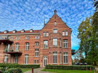<strong>1-slaapkamer appartement top een prachtige locatie! </strong><br /><br />Dit appartement is gelegen op de 1ste verdieping en beschikt over een zuid gericht terras, veel lichtinval en een schitterend uitzicht op een rustgevend en historisch park, een weiland-vallei en een uitzonderlijk patrimonium aan zeldzame, oude uitheemse en inheemse bomen.<br /><br />Het appartement omvat een ruime lichtrijke leefruimte met volledig geïnstalleerde open keuken, een bergruimte met aansluiting voor wasmachine en droogkast, een apart toilet, een slaapkamer en een badkamer met inloopdouche, lavabo en toilet. Bij het appartement hoort ook een kelderberging, autostaanplaats en een gemeenschappelijke afgesloten fietsenstalling.<br /><br />In het gebouw zijn er ook twee logeerkamers, waarvan gebruik gemaakt kan worden voor vrienden of familie die willen blijven overnachten. Voor de kinderen of kleinkinderen is er een binnen kinderspeelruimte voorzien van speelgoed. <br /><br />Het appartement is gelegen nabij de Tiensesteenweg te Lovenjoel (Bierbeek). Hierdoor heb je een goede verbinding tot Leuven met de wagen, de fiets of het openbaar vervoer. Met de fiets doe je er 15 minuten over om de 5 km af te leggen tot Leuven. Ook de verbinding met de E40 is zeer vlot bereikbaar.<br /><br />Dit appartement is uiterst geschikt om luxueus te wonen in een rustige groene omgeving met veel fiets en wandelmogelijkheden & wellness- en sportfaciliteiten die lichaam en geest verwennen. In het appartementsgebouw bevindt zich ook het binnenzwembad met zonneterras & sauna, de fitnessruimte, de wasserette en de sfeervolle lounge met gashaard. Alles vlakbij en rechtstreeks te betreden vanuit de gangen van het gebouw.<br /><br />Beschikbaar vanaf 1 februari 2027! Huurprijs: 1.080 euro/maand + 180 euro/ maand provisie gemeenschappelijke kosten, verwarming en warm water + 20€/maand voor het gebruik van de wellness. <br /><br />Graag meer info of een bezoekje? info@immogve.be of 016/56.56.14
