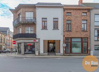 AALST - KANTOOR/PRAKTIJKRUIMTE MET VERNIEUWD APPARTEMENT<br /><br />Aan de poort van de mooiste winkelstraat van Aalst staat deze kwalitatieve, energiezuinige woning te koop!<br />Ze bestaat uit een onafhankelijk kantoor- of praktijkruimte op het gelijkvloers, met grote toegangsdeur en etalage. De kantoorruimte bedraagt 55m² en is voorzien van verwarming met warmtepomp, vloerverwarming, kitchenette, koer/terras, kelder (archiefruimte) en twee aparte toiletten met middenin lavabo.<br /><br />Op het verdiep is er een triplex appartement, voorzien van een ingerichte keuken centraal in de leefruimte, met vooraan een grote eetkamer en achteraan de woonkamer met grote glaspartij naar het eerste terras. Nabij de keuken is er nog een heel nuttige berging/wasplaats.<br />Het tweede verdiep biedt twee slaapkamers, waarvan één kamer opnieuw met een zonneterras. De badkamer met bad en douche ligt centraal tussen de twee kamers.<br />Op het zolderverdiep heb je dan nog een derde slaapkamer voorzien van veluxramen. <br /><br />Dit huis is voorzien van goede isolatie, HR-glas, ALU-ramen, warmtepomp met zonneboilers, vloerverwarming, conforme elektriciteit met aparte tellers,... Kortom ideaal om wonen en werken te combineren, maar ook ideaal voor verhuur!<br /><br />Voor meer info of bezoek: 053/60.65.60