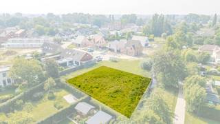 Op dit ruime villaperceel nabij het centrum van Beveren bouw je samen met Hyboma een woning volledig op maat. Dankzij de royale perceeloppervlakte en de flexibele bouwvoorschriften, met keuze uit één of twee bouwlagen en een vlak of hellend dak, krijg je alle vrijheid om jouw ideale thuis vorm te geven.

Je woont hier in een rustige omgeving, vlak bij winkels, scholen en openbaar vervoer. Samen werken we een woning uit die perfect aansluit bij jouw woonwensen, stijl en budget. De afgebeelde woning is een voorbeeld en volledig aanpasbaar aan jouw wensen.

Benieuwd naar de mogelijkheden? De ingang van de verkaveling bevindt zich ter hoogte van Onledemeersstraat 24. Bekijk de ligging en ontdek zelf deze unieke bouwkans.