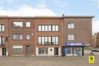<h2><span>Deels te renoveren woning met tuin en groot potentieel op toplocatie!</span></h2><p><span>Op zoek naar een woning met veel mogelijkheden en op een toplocatie in Wilrijk? Deze deels te renoveren woning op de Frans van Dunlaan biedt alles wat een renovatieproject zo aantrekkelijk maakt, maar met het grote voordeel dat de belangrijkste energetische ingrepen reeds werden uitgevoerd.</span></p><p><span>Locatie:</span></p><p><span>De woning is gelegen in het hart van Wilrijk. In de directe omgeving vindt u scholen, supermarkten, lokale winkels en gezellige horecazaken. Voor ontspanning zijn er diverse parken en groene zones op wandelafstand. Dankzij de vlotte verbinding met openbaar vervoer en de Antwerpse Ring bent u snel in het stadscentrum of in andere regio's. </span></p><p><span>Indeling:</span></p><p><span>Bij binnenkomst via de vernieuwde voordeur betreedt u een ruime inkomhal met mooie tegelvloer. Links vindt u een gastentoilet. Verder in de hal bevindt zich een polyvalente ruimte, ideaal om volledig naar eigen wens in te richten als praktijkruimte of hobbykamer. Achteraan bevindt zich de technische ruimte met een charmante dambordvloer, waar de recent geïnstalleerde warmtepomp staat opgesteld, samen met voldoende plaats voor wasmachine en droogkast.</span></p><p><span>Het gelijkvloers biedt via een schuifraam directe toegang tot de zuidgerichte tuin van ca. 78 m². Geniet hier van volledige privacy en zonlicht bijna de hele dag door de ideale plek voor tuinliefhebbers en gezellige zomeravonden.</span></p><p><span>Via de trap komt u op de eerste verdieping, waar de lichtrijke leefruimte in L-vorm u verwelkomt met een parketvloer. Er is voldoende ruimte voor een grote eettafel en een gezellige zithoek. Dankzij de brede raampartijen geniet u van een weids uitzicht en veel daglicht. De keuken biedt alle voorzieningen en vormt het perfecte uitgangspunt voor een moderne L-keuken, volledig naar uw smaak. Ook hier zorgt een schuifraam voor een vlotte verbinding met de tuin.</span></p><p><span>Op het tweede verdiep bevinden zich twee volwaardige slaapkamers, waarvan één volledig vernieuwd is, en een recent gerenoveerde badkamer met dubbele lavabo, toilet en inloopdouche met regendouche.</span></p><h3><span>Extra troeven van deze woning:</span></h3><ul><li><span>Gunstig EPC energiezuinig dankzij warmtepomp (warm/koude lucht) </span></li><li><span>Ramen vernieuwd met hoogrendement dubbel glas in aluminium </span></li><li><span>Dak recent gerenoveerd en geïsoleerd </span></li><li><span>Toplocatie in Wilrijk, dichtbij scholen, winkels en openbaar vervoer </span></li><li><span>Zuidgerichte tuin van ca. 78 m² met volledige privacy </span></li></ul><p><span> </span></p><p><span>Deze woning is een uniek deels renovatieproject met enorme mogelijkheden: u kunt het volledig naar eigen smaak transformeren, terwijl de belangrijkste energetische investeringen al zijn gedaan. <br />Een zeldzame kans voor wie wil combineren: renovatiepotentieel, comfort en energie-efficiëntie in één.</span></p>