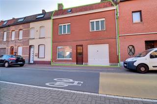 Indeling:inkomhal, woonkamer met open keuken, badkamer, véranda, toilet, garage, tuin met terras3 slaapkamers en zolderTroeven * 3 slaapkamers *...