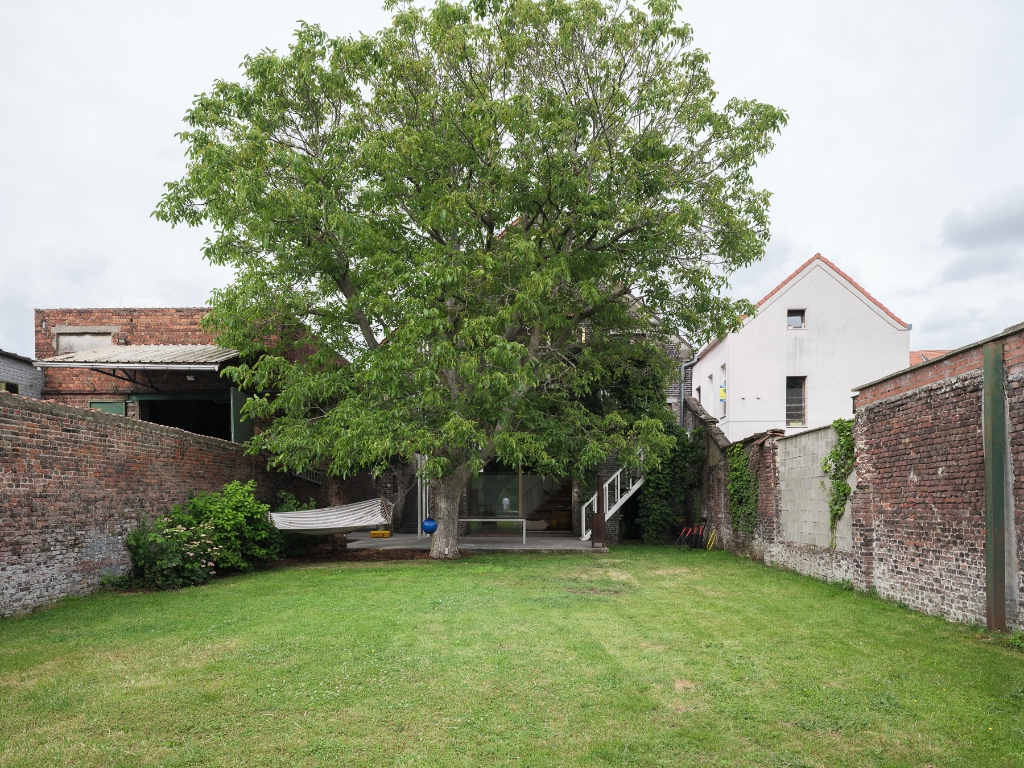 Uniek vastgoed! Exclusieve en creatieve site met twee kantoorruimtes, een polyvalent handelspand, een short-staystudio en een bijzonder architecturale split-levelwoning met ruime tuin, op een boogscheut van het stadscentrum. - foto 5