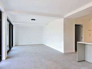 <p>Bent u op zoek naar een ruim appartement waar comfort, energiezuinigheid en hedendaagse afwerking perfect samenkomen? Dan zal dit volledig vernieuwde appartement op de tweede verdieping u ongetwijfeld verrassen.</p>
<p>Dit uitzonderlijk ruime appartement van maar liefst ca. 140 m² ondergaat momenteel de laatste afwerkingen van een totaalrenovatie. Vanaf 01/07 zal u als eerste bewoner kunnen genieten van een woning die niet alleen esthetisch volledig werd vernieuwd, maar ook op technisch vlak klaar is voor de toekomst.</p>
<p>Dankzij de doorgedreven isolatie, nieuwe hoogrendementsramen, zonnepanelen en een thuisbatterij behaalt het appartement een uitzonderlijk gunstig A+-energielabel. Dit vertaalt zich niet alleen in een aangenaam wooncomfort, maar ook in aanzienlijk lagere energiekosten.</p>
<p>De absolute blikvanger is zonder twijfel de royale leefruimte met open, volledig ingerichte keuken. De grote raampartijen zorgen voor een overvloed aan natuurlijk licht en geven rechtstreeks toegang tot het aangename terras. Verder beschikt het appartement over twee volwaardige slaapkamers, een stijlvolle badkamer met ruime inloopdouche, een apart toilet en een bijzonder grote berging/technische ruimte die extra opslagmogelijkheden biedt.</p>
<p><strong>Troeven:</strong></p>
<ul>
<li>Volledig gerenoveerd appartement van ca. 140 m²</li>
<li>Uitstekend A+ energielabel</li>
<li>Zonnepanelen en thuisbatterij</li>
<li>Nieuwe ramen en doorgedreven isolatie</li>
<li>Ruime leefruimte met open keuken</li>
<li>Aansluitend terras</li>
<li>Twee volwaardige slaapkamers</li>
<li>Luxueuze badkamer met inloopdouche</li>
<li>Zeer ruime berging/technische ruimte</li>
<li>Eerste ingebruikname na renovatie</li>
<li>Beschikbaar vanaf 01/07</li>
</ul>
<p>Een unieke kans voor wie ruim, comfortabel en uiterst energiezuinig wil wonen in een appartement dat werkelijk tot in de puntjes werd afgewerkt. Contacteer ons vandaag nog voor meer informatie of een bezoek ter plaatse.</p>