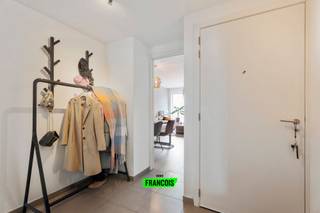 Dit gezellige gelijkvloers appartement is perfect voor wie op zoek is naar comfort, een praktische indeling en een mooie buitenruimte. Het maakt...