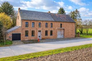 Een gerenoveerde, karakter hoeve (EPC: C) met oa. 3/4 ruime slaapkamers, garage en atelier rustig gelegen op een prachtig zuid-west gericht perceel van 20are 87ca in een groen kader met zicht op velden te Sint-Pieters-Kapelle. Elektrische keuring 100% conform tot 2048.<br /> <br />Op het gelijkvloers: inkomhal met toilet, eetplaats met open volledig geïnstalleerde keuken (32.00m² - verlek, inductiekookplaat met geïntegreerde afzuiginstallatie, afwasmachine), cosy living/leefruimte (23.00m²);<br />Op de eerste verdieping: nachthal met toilet (15.00m²), 2 riante slaapkamers waarvan één met dressing (22.50 / 21.00m²), knappe badkamer (12.00m² - dubbele wastafel + meubel, inloopdouche, ligbad);<br />Op de tweede (zolder)verdieping: af te werken kamers (30.00 / 20.55m²) - dak reeds geïsoleerd;<br />Verder: kelder (28.00m²), schuur/atelier + mezzanine (50.00m²), garage (25.80m²), terras, ideaal georiënteerde en volledig omheinde tuin met verzichten op de velden.<br /><br /><br />Buitenschrijnwerk PVC dubbel glas met vliegenramen (net vernieuwd)<br />Centrale verwarming op stookolie + vloerverwarming (Buderus)<br />EPC: label: C - 16 zonnepanelen (2022) + laadpaal<br />Perceeloppervlakte: 20a 87ca - kadastraal inkomen: 887 EUR<br />Nutsvoorzieningen: alarm, regenwaterput (2000l - aangesloten op wasmachine, toilet, kraantjes)<br /> <br />Stedenbouwkundige inlichtingen in aanvraag.