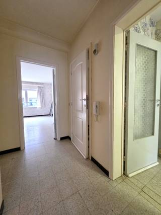 Gezellig appartementje in een klein gebouw te Bredene Sas.<br />Direct nabij een bushalte en op wandelafstand van het shopping center.<br /><br />Voorzien met een inkomhal en apart toilet.<br />Woonkamer vooraan en een semi ingerichte keuken achteraan met berging.<br /><br />Er is 1 grote slaapkamer en badkamer met douche en lavabo.<br />Via de keuken is er een deur naar de koer achteraan waar zich de gesloten garage bevind.<br />Deze is via een doorrit aan de straatzijde.<br /><br />Voorzien van nieuwe verwarming met warmtepomp + gaskachel in de woonkamer<br />Epc waarde 364 - Label D <br />Overal pvc ramen met dubbel glas <br /><br />Beschikbaar vanaf 1 oktober 2026.<br />Het appartement is geschikt voor een alleenstaande of koppel.<br /><br />Huurprijs 700 euro per maand voor het appartement en garage samen.<br />Geen algemene lasten.<br /><br />Bezoeken mogelijk na afspraak met kantoor. <br />