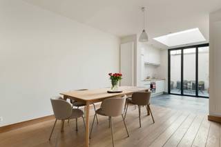 Dans une rue agréable, verdoyante et en cul-de-sac, située tout près de la place Becker Remy à Louvain où a lieu le marché chaque mercredi, se trouve cette charmante et lumineuse maison dotée d’une terrasse ensoleillée orientée au sud. Grâce à sa situation stratégique, à seulement 5 minutes à pied de la gare de Louvain et à proximité immédiate des commerces, restaurants, Hal 5, écoles et autres commodités, c’est la maison idéale pour les navetteurs ou pour toute personne souhaitant combiner confort et accessibilité.<br /><br />La maison vous accueille avec un espace de vie ouvert et très lumineux, relié à une cuisine moderne équipée de tous les appareils essentiels, dont un lave-vaisselle, une machine à laver et un sèche-linge. Depuis la cuisine, vous accédez à une terrasse conviviale, parfaite pour profiter des soirées d’été comme d’hiver.<br /><br />Au premier étage se trouve la spacieuse chambre principale. Vous y trouverez également une première salle de bains avec baignoire et douche, complétée par des toilettes séparées et un dressing pratique.<br /><br />Un escalier plus raide vous conduit au deuxième étage, où se trouvent une deuxième chambre, un WC supplémentaire et une salle de douche séparée. De plus, une troisième pièce sert actuellement de bureau à domicile, mais peut facilement être ingericht als hobby- of logeerkamer gebruikt worden.<br /><br />N'hésitez pas à nous contacter pour plus d'informations ou pour planifier une visite!