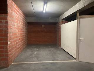 Gemakkelijk bereikbare autostandplaats in een verzorgde residentie.  Op het gelijkvloers gelegen en bereikbaar via een autolift.Onmiddellijk...