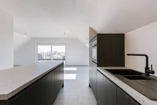 In het rustige en groene Handzame bevindt zich dit ruime penthouse met een prachtig uitzicht op het platteland.<br /><br />3 volwaardige slaapkamers en 2 badkamers → geschikt voor gezinnen of wie extra ruimte wil.<br />Nieuwbouw / recente constructie → energiezuinig en voldoet aan de nieuwste normen.<br />Kwalitatieve afwerking met moderne materialen (vloerverwarming, ingerichte keuken, ruime living met veel lichtinval).<br />Grote woonkamer met brede raampartijen en aansluitend terras van ca. 23 m².<br />Lift aanwezig in het gebouw.<br />Private garage of parkeerplaats inbegrepen of optioneel beschikbaar.<br />Berging / wasruimte in het appartement en/of kelder.<br />Toegankelijk gebouw, ook geschikt voor minder mobiele personen.<br />Rustige, landelijke omgeving met open zichten → ideaal voor wie rust en ruimte zoekt.<br />Toch vlot bereikbaar via de Handzamestraat (nabij Kortemark-centrum en verbindingswegen naar Torhout, Diksmuide, Roeselare).<br />Winkels, bakker, slager, school en openbaar vervoer op korte afstand.<br /><br /><br />Bent u opzoek energiezuinig en ruim appartement in Handzame, dan is deze zeker iets voor u!<br />Contacteer Simon via 0498 12 37 08 of via simon@vicusvastgoed.be