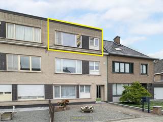 Op de BOVENSTE VERDIEPING van een KLEINSCHALIGE RESIDENTIE bevindt zich dit TE MODERNISEREN appartement. Deze eigendom is de IDEALE...
