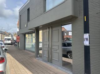 Ruime woning in centrum Eine.INDELINGDe woning omvat op de gelijkvloerse verdieping een ruime inkomhal, een grote living, een uitgebreide keuken met...