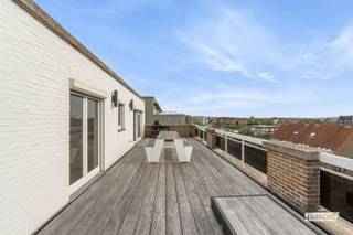 Op de gegeerde Koninginnelaan bevindt zich deze uitzonderlijke penthouse met als absolute troef een indrukwekkend terras van maar liefst 100 m², waar u geniet van een panoramisch uitzicht over de zee, de duinen en de omgeving.<br /><br />Een zeldzame plek waar binnen- en buitenleven naadloos in elkaar overvloeien. De ruime en lichtrijke woonkamer geeft rechtstreeks toegang tot het terras en biedt dankzij de grote raampartijen een voortdurend zicht op de kust.<br /><br />Het appartement omvat verder een volledig uitgeruste keuken, 2 slaapkamers, 2 badkamers, praktische berging en inkomhal.<br /><br />De ligging is uitstekend: op wandelafstand van zee en strand, en vlak bij winkels, restaurants en alle voorzieningen van Sint-Idesbald. Ondanks deze centrale ligging geniet u in de penthouse van een aangename rust en privacy.<br /><br />Lift tot aan 4de verdieping. <br /><br />DE GROTE TROEVEN<br /><br />🌊 Panoramisch zicht<br /><br />☀️ Maar liefst 100 m² terras<br /><br />🏖️ Gegeerde ligging aan Ster Der Zee<br /><br />🛋️ Ruime en lichtrijke leefruimte<br /><br />🛏️ 2 slaapkamers<br /><br />🍽️ Volledig uitgeruste keuken<br /><br />🚿 2 badkamers<br /><br />📍 Nabij strand, winkels en restaurants<br /><br />Een unieke kustparel met een buitenruimte die u zelden aantreft. Ideaal als tweede verblijf, investering of als exclusieve uitvalsbasis aan zee.<br /><br />Een bezoek is absoluut de moeite waard.