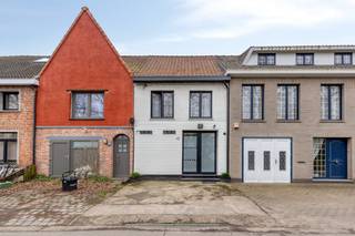 Ben je op zoek naar een gezellige woning met buitenruimte in Kruibeke? Je komt de woning binnen via de inkomhal met apart toilet en praktische...