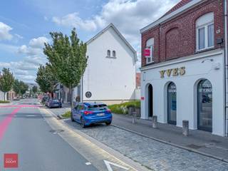 Bestaande uit een inkomhall, winkelruimte, salon, keuken, 2 slaapkamers, badkamer, zolder, kelder, koer en tuin. Vele mogelijkheden.