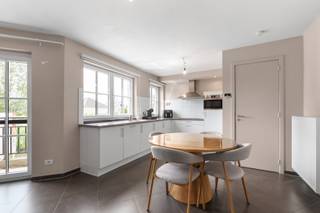 <p><strong>Ben je op zoek naar een instapklaar appartement met 2 slaapkamers, terras en garage op een toplocatie? Zo gevonden!</strong></p>
<p>In een residentiële en groene omgeving, op wandelafstand van het centrum en nabij het treinstation, vind je dit verzorgde en instapklare appartement met een bewoonbare oppervlakte van 80 m². Dankzij de centrale ligging geniet je van een uitstekende bereikbaarheid, terwijl je toch in alle rust kan wonen. Het appartement beschikt over een energiezuinig EPC-label A en wordt individueel verwarmd op aardgas via een gasketel. De PVC-ramen, parlofoon en conforme elektriciteit zorgen voor een aangenaam wooncomfort. </p>
<p>Je betreedt het appartement via de inkomhal met vestiaire en ingemaakte kasten. De lichtrijke leefruimte sluit aan op de eetkamer en de volledig uitgeruste keuken, die voorzien is van een inductiekookplaat, combi-oven, dampkap, koelkast met diepvries, spoelbak en vaatwasser. Verder is er een praktische berging met aansluitingen voor wasmachine en droogkast. Het appartement telt twee slaapkamers, waarvan één met dressing en ingemaakte kasten. De badkamer is uitgerust met een douche, dubbele wastafel en toilet. Daarnaast is er nog een apart gastentoilet aanwezig.</p>
<p>Als extra troef beschikt deze eigendom over een terras waar je heerlijk kan genieten van de buitenlucht én een private garage met automatische sectionaalpoort en elektriciteitsvoorziening. De privatieve garage dient verplicht mee aangekocht te worden aan een prijs van € 20.000 (niet inbegrepen in de vraagprijs).</p>
<p>Ben je op zoek naar een energiezuinig, instapklaar appartement met twee slaapkamers, garage en een uitstekende ligging? Dan is dit zonder twijfel een bezoek waard!</p>